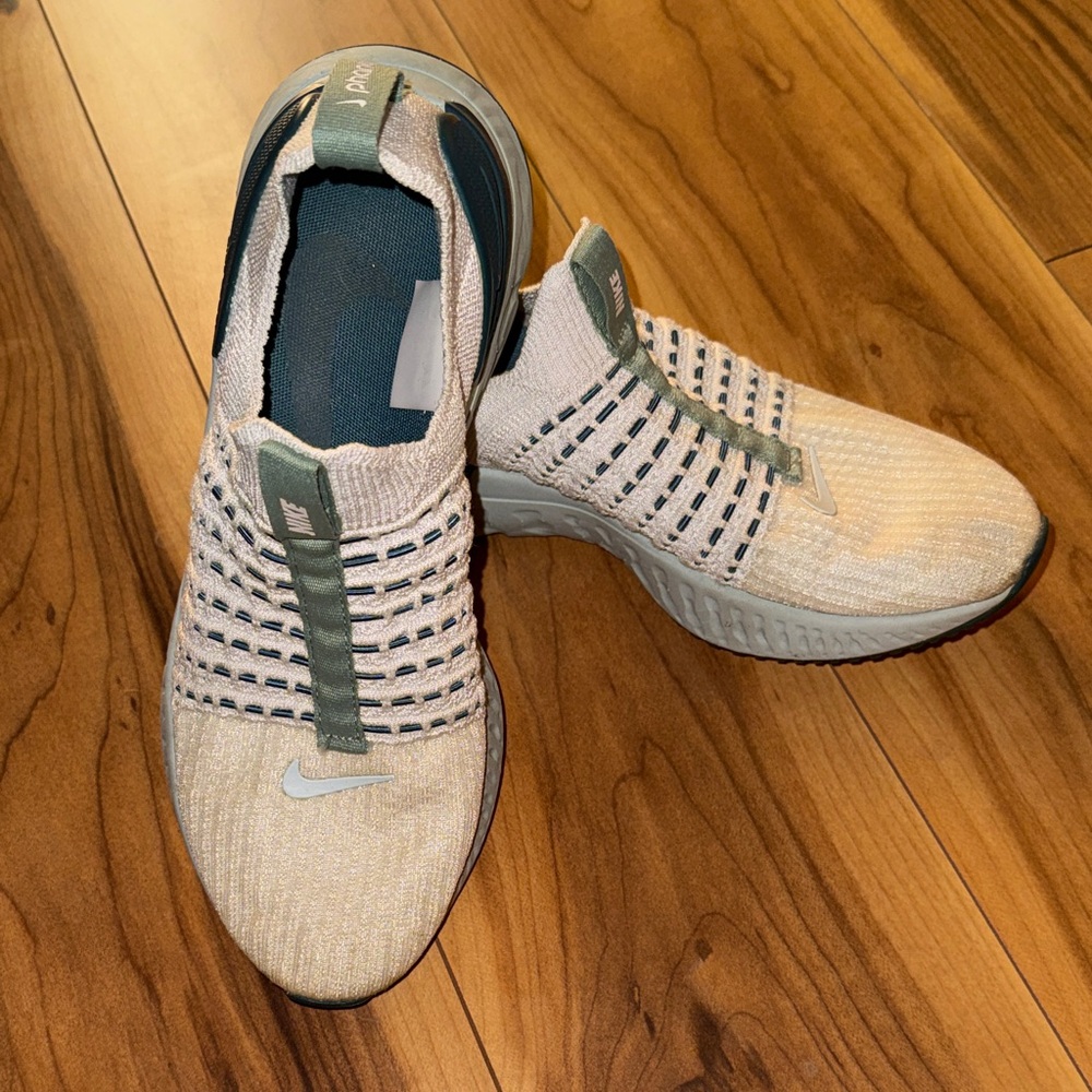 Nike Knit Phantom- Slip-On Sneakers
